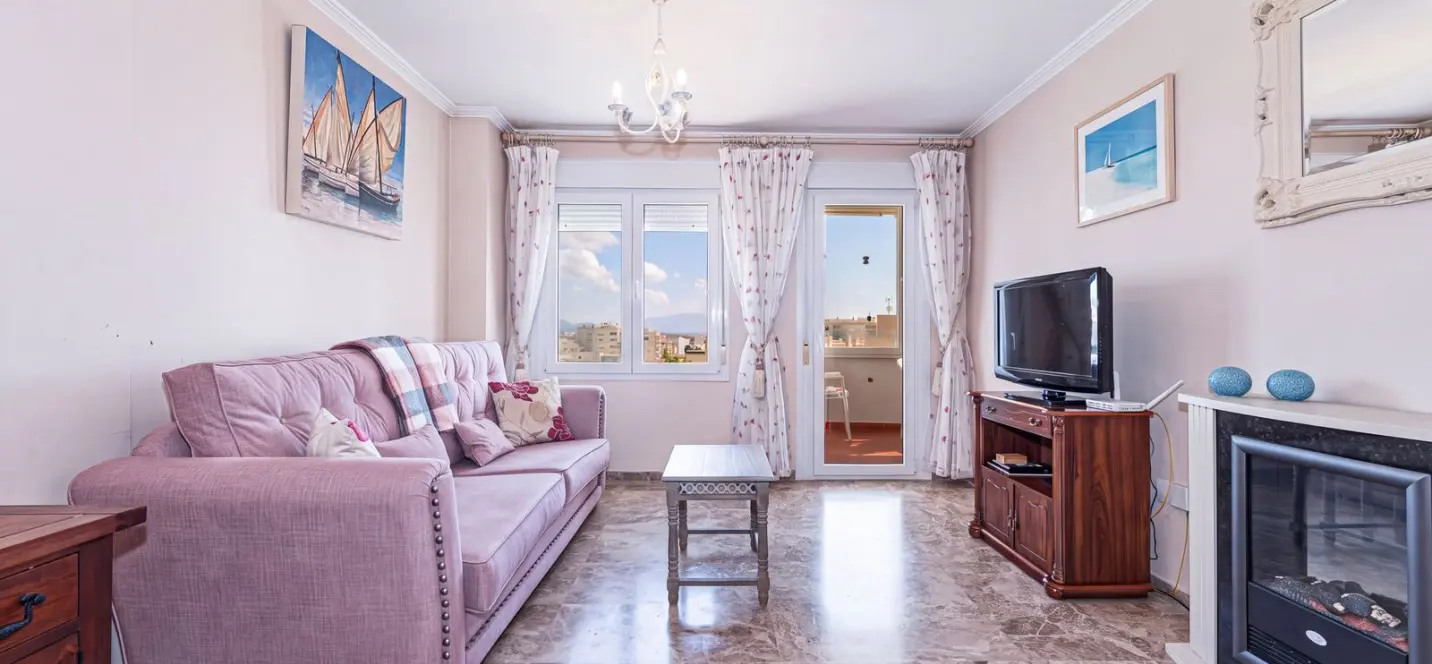Venta de apartamento en planta media en Estepona 1