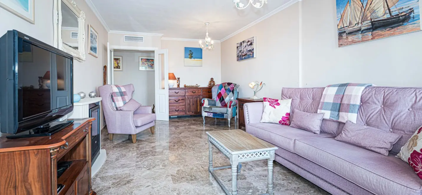 Venta de apartamento en planta media en Estepona 2