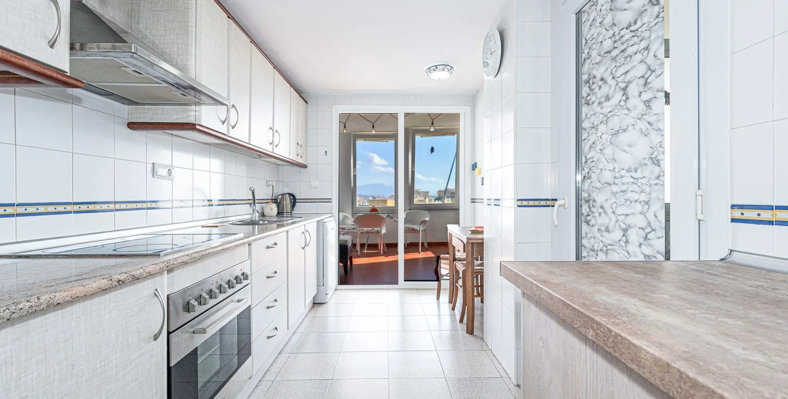 Venta de apartamento en planta media en Estepona 4
