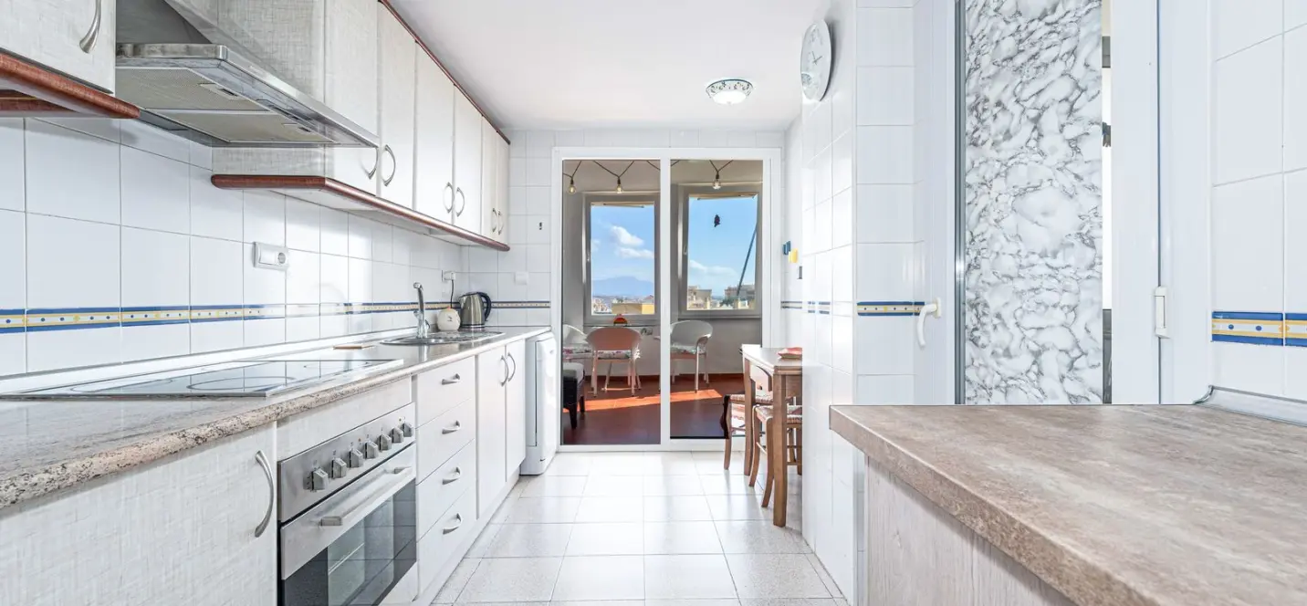 Venta de apartamento en planta media en Estepona 3