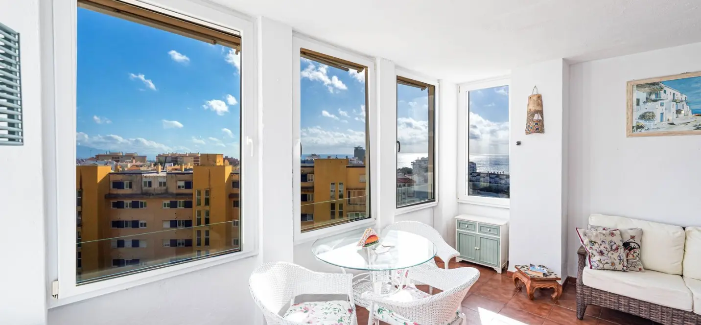 Venta de apartamento en planta media en Estepona 4