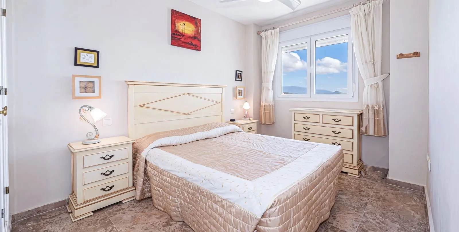 Venta de apartamento en planta media en Estepona 7