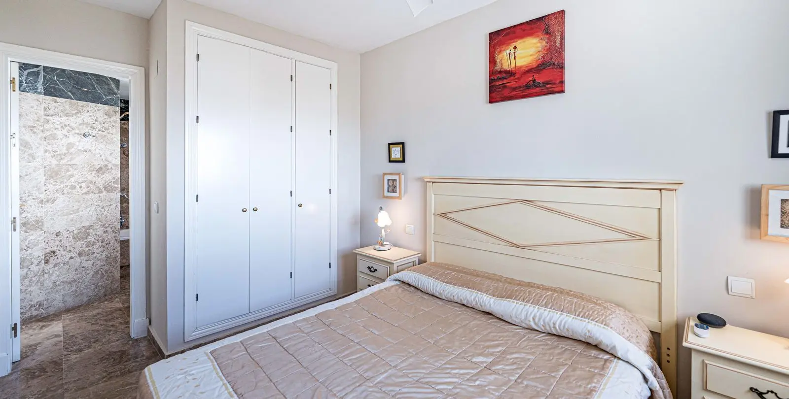 Venta de apartamento en planta media en Estepona 8
