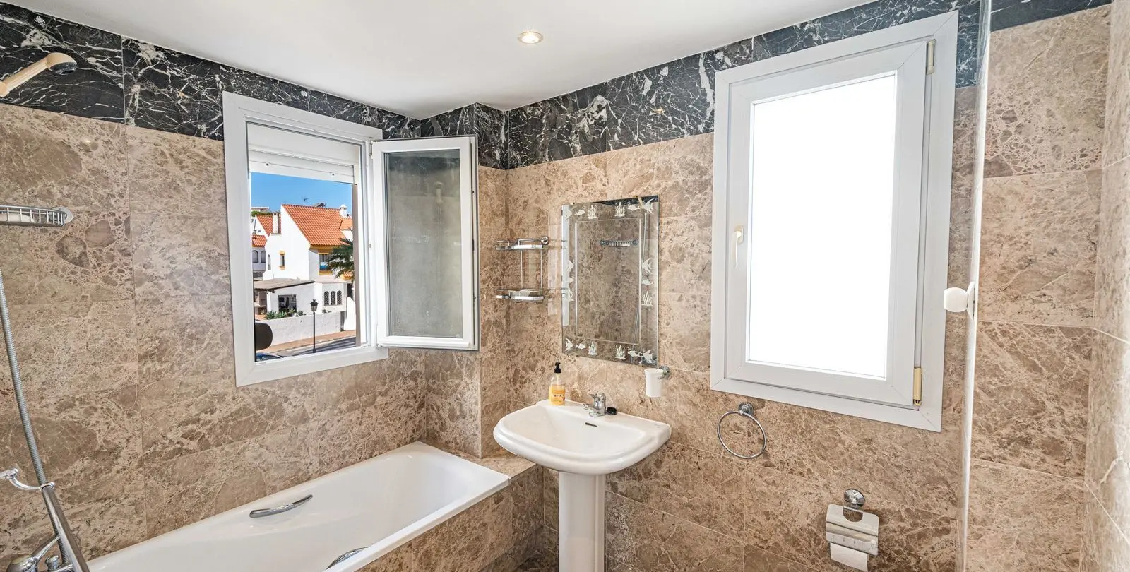 Venta de apartamento en planta media en Estepona 9