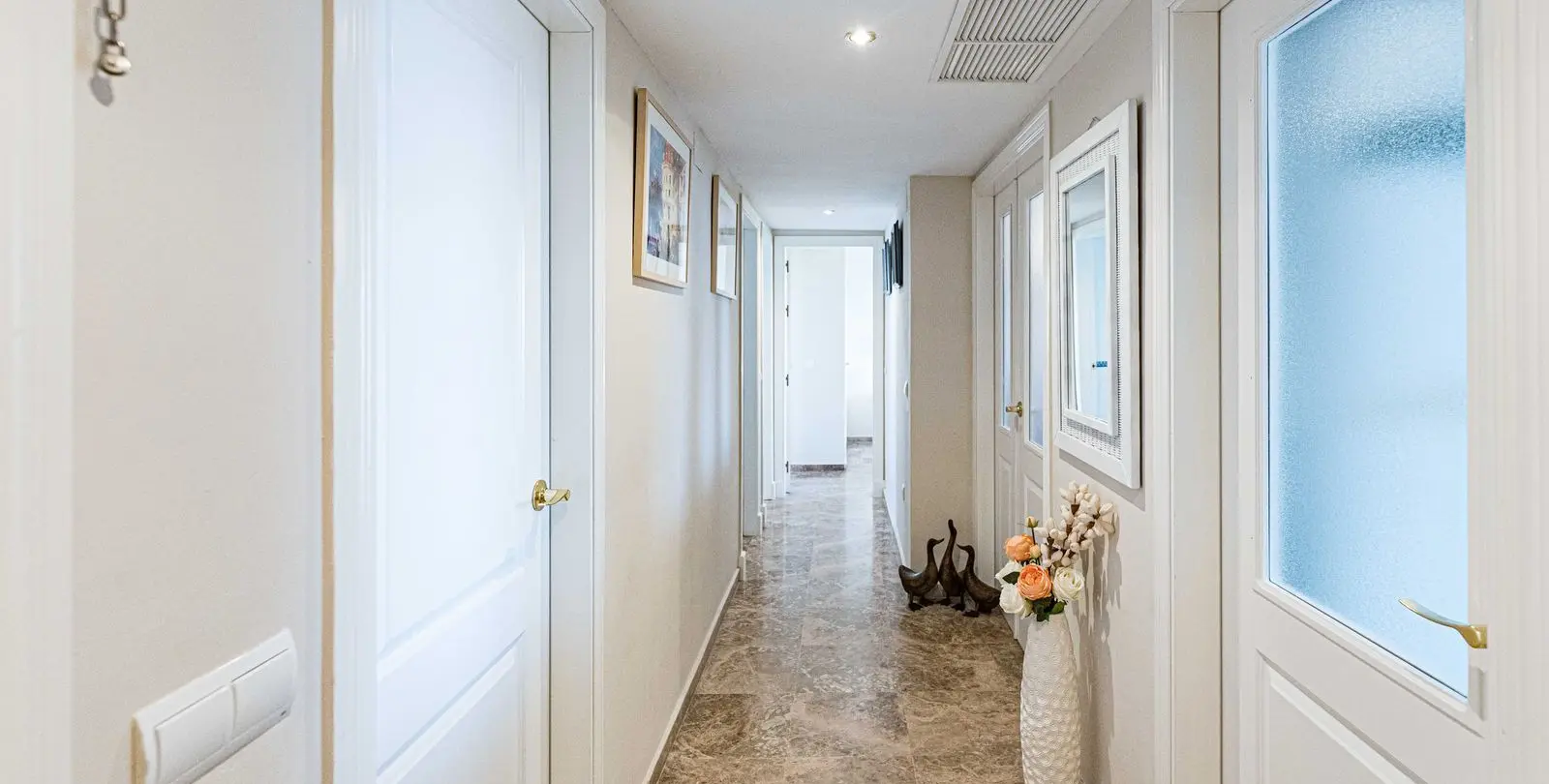 Venta de apartamento en planta media en Estepona 10
