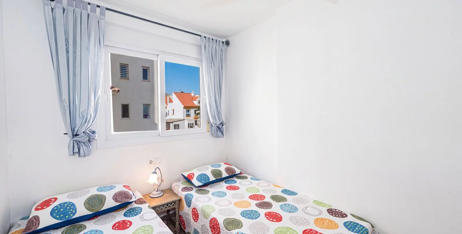 Venta de apartamento en planta media en Estepona 12