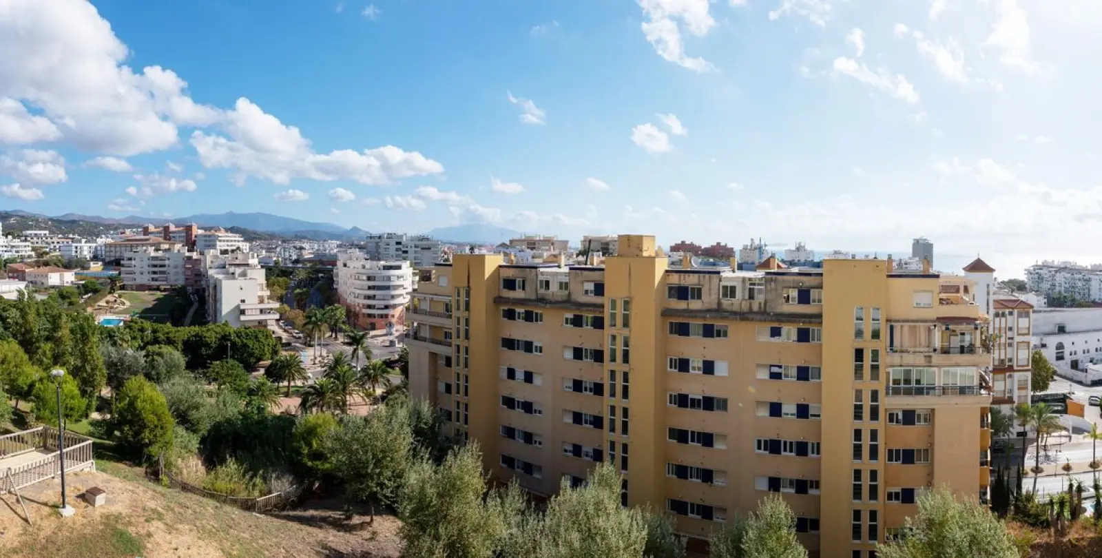 Venta de apartamento en planta media en Estepona 15