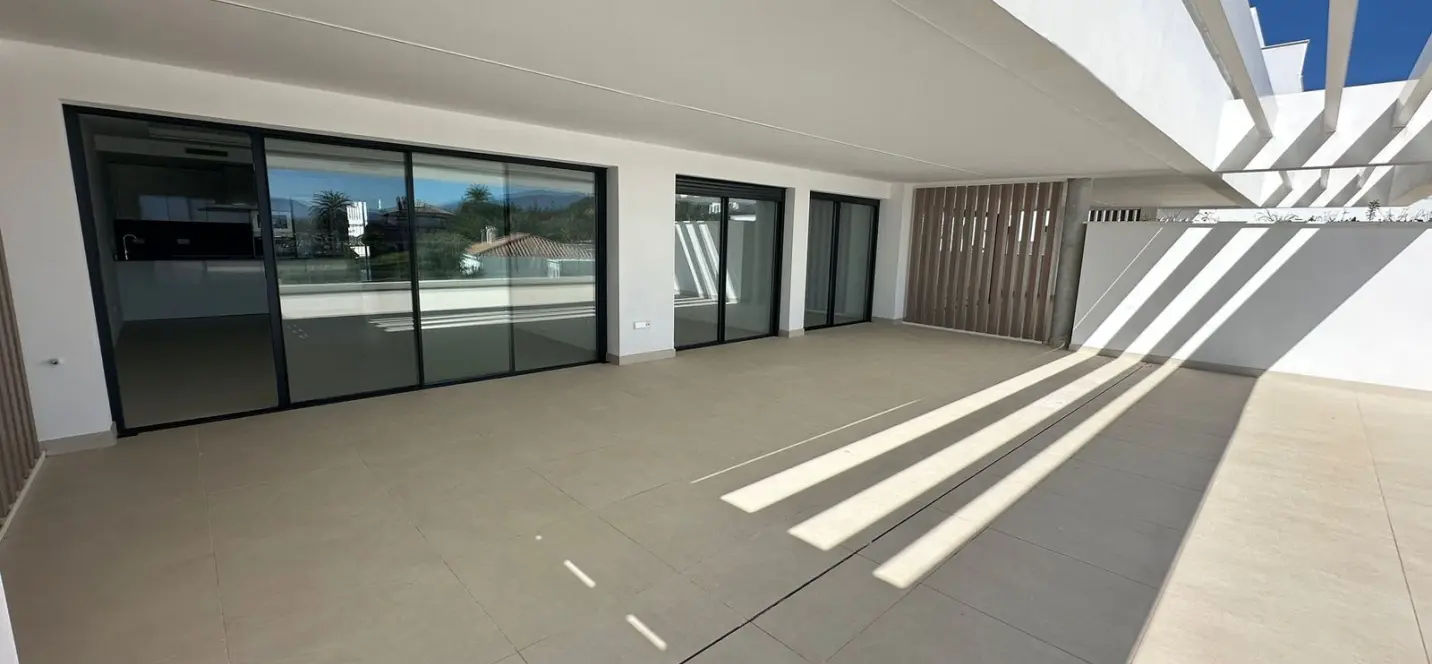 Venta de apartamento en planta media en Estepona 0