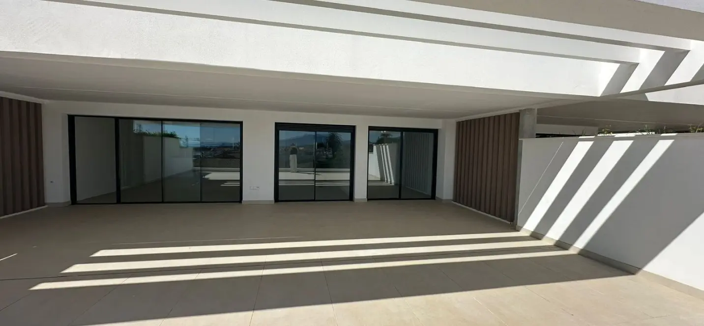 Venta de apartamento en planta media en Estepona 1