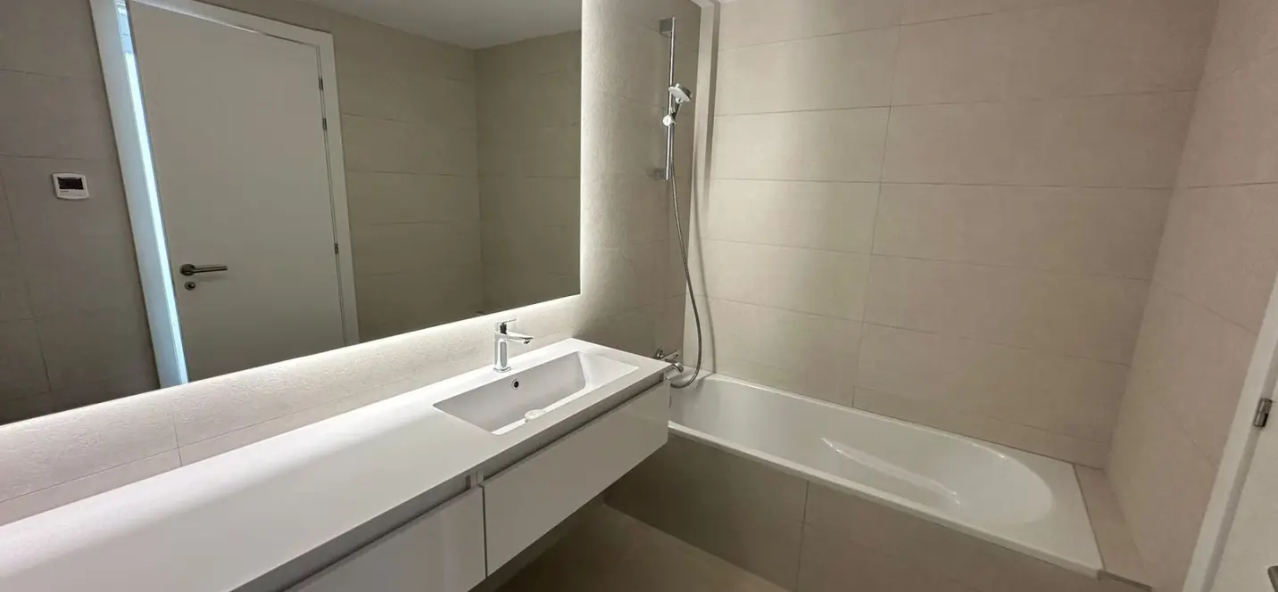 Venta de apartamento en planta media en Estepona 2