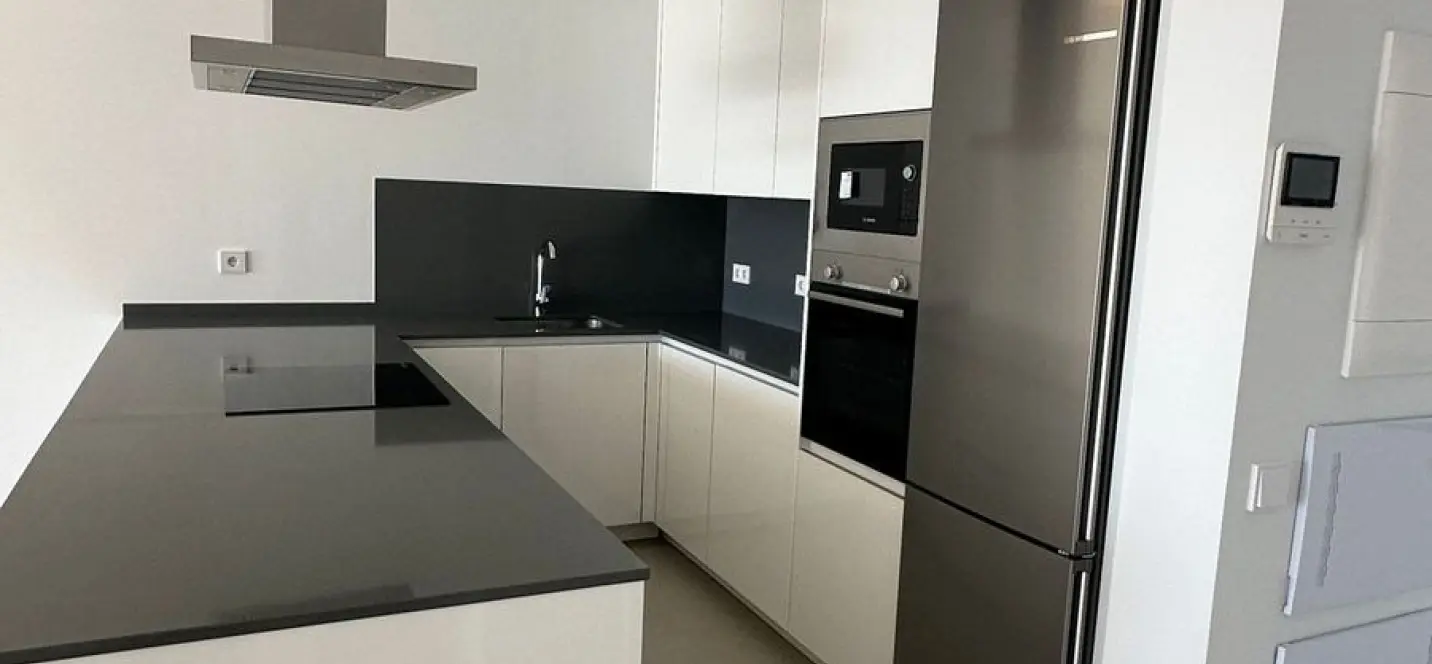 Venta de apartamento en planta media en Estepona 3