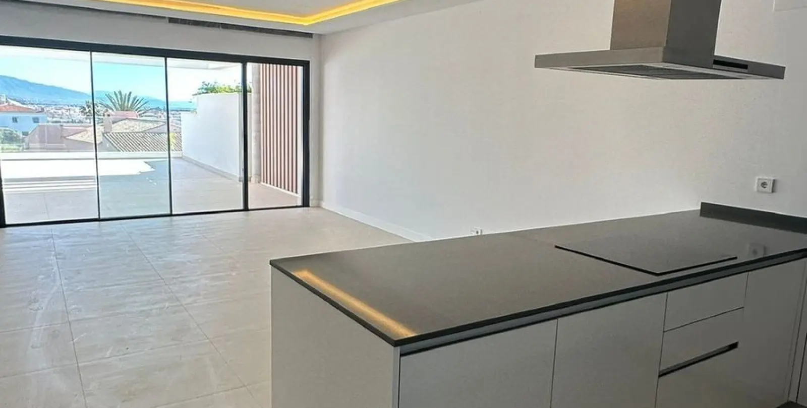 Продажа апартаментов на среднем этаже в Estepona 5