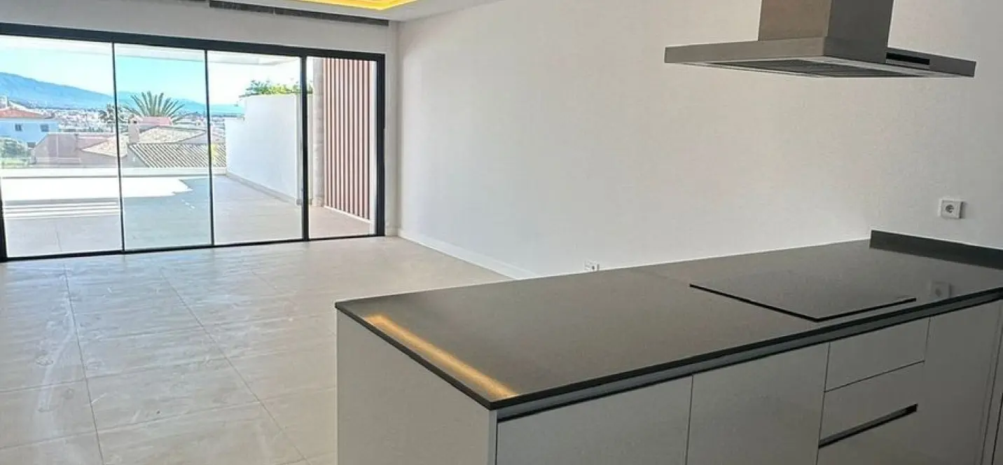 Venta de apartamento en planta media en Estepona 4