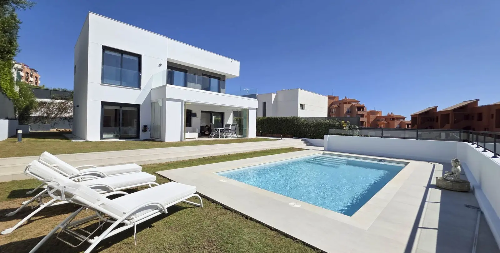 Venta de villa independiente en La Duquesa 1