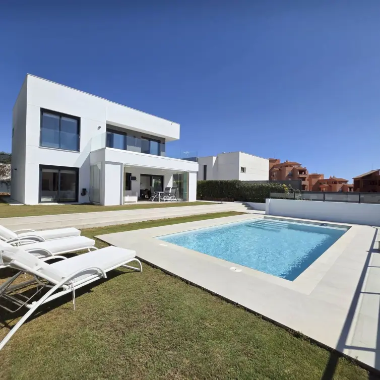 Venta de villa independiente en La Duquesa