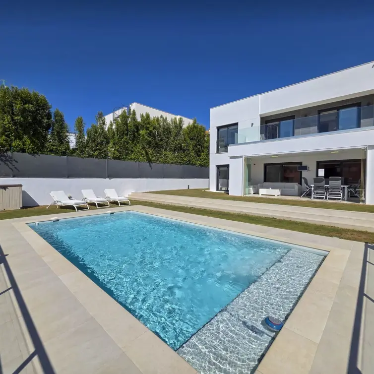 Venta de villa independiente en La Duquesa
