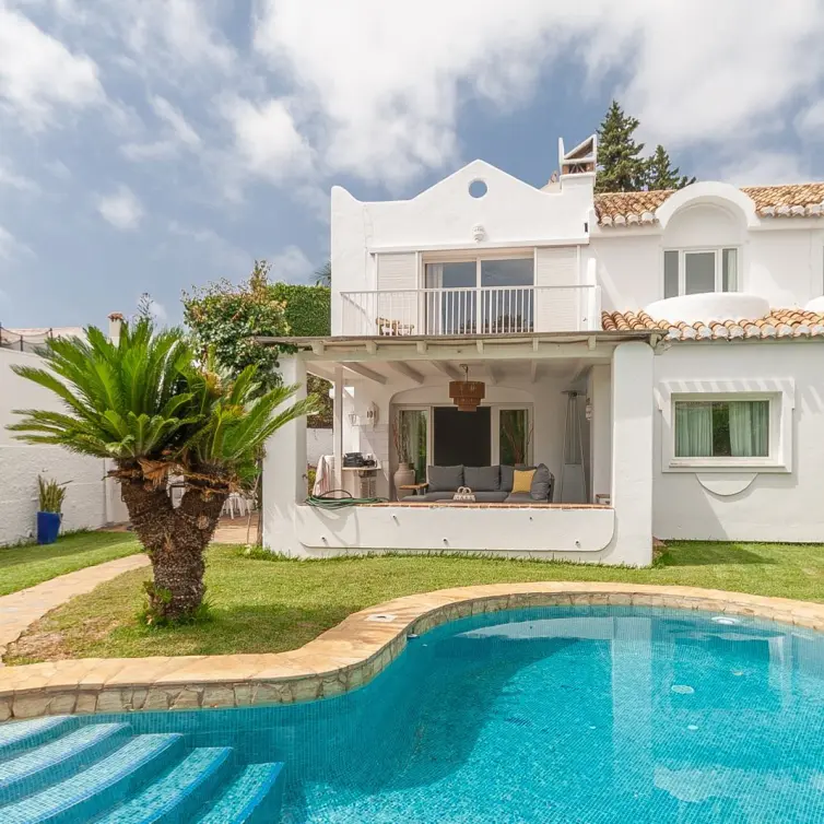Venta de villa independiente en Elviria