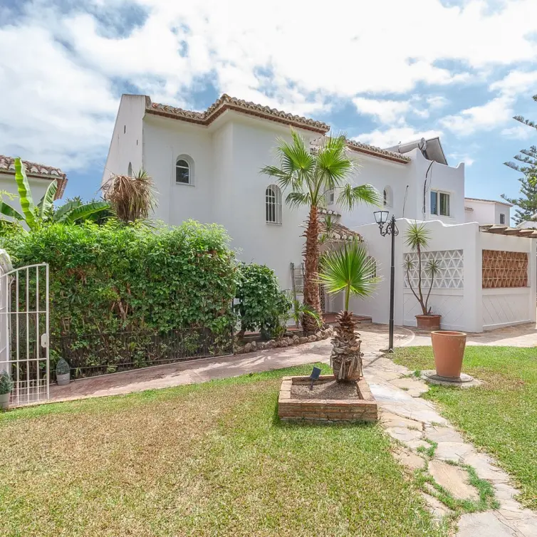 Venta de villa independiente en Elviria