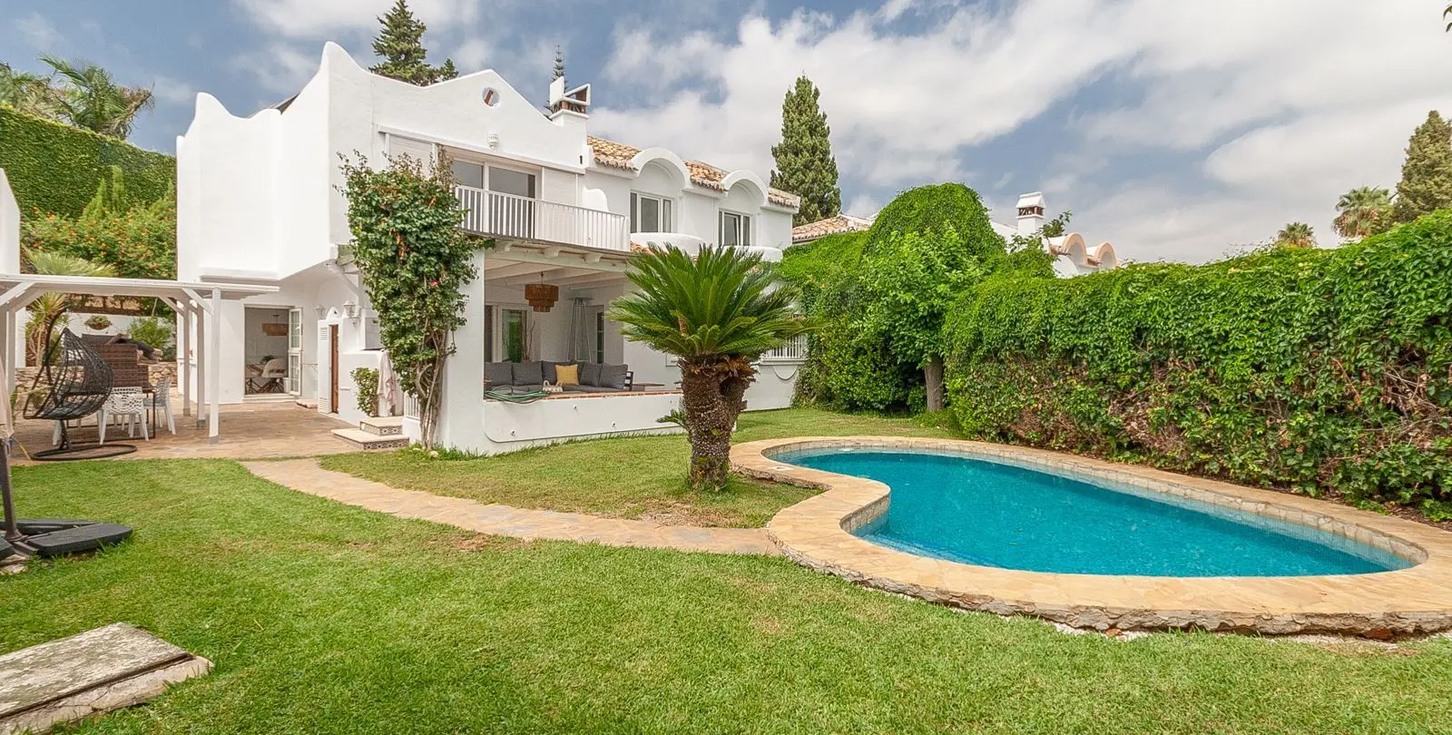Продажа  отдельно стоящей виллы в Elviria 8