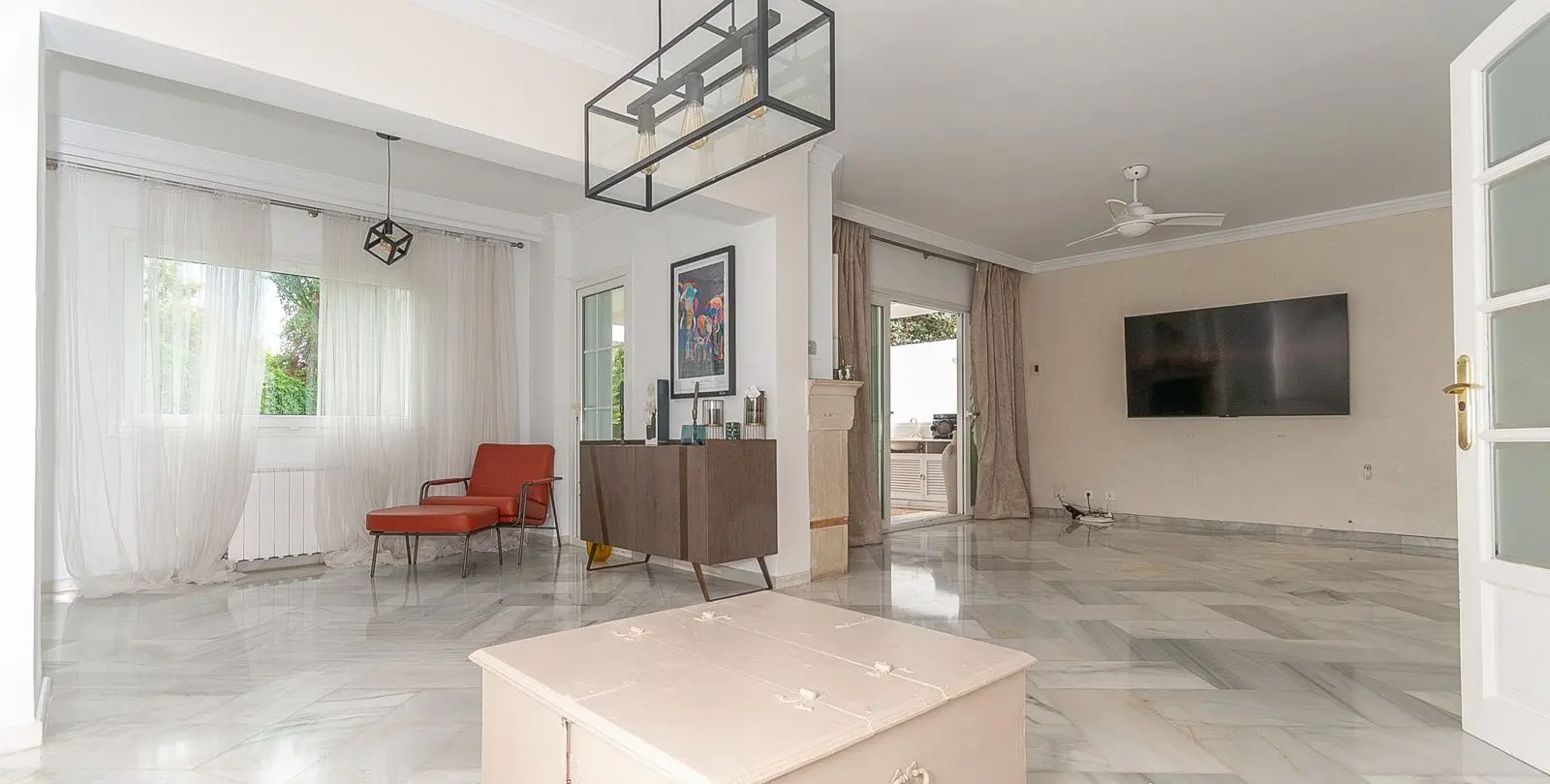 Продажа  отдельно стоящей виллы в Elviria 18