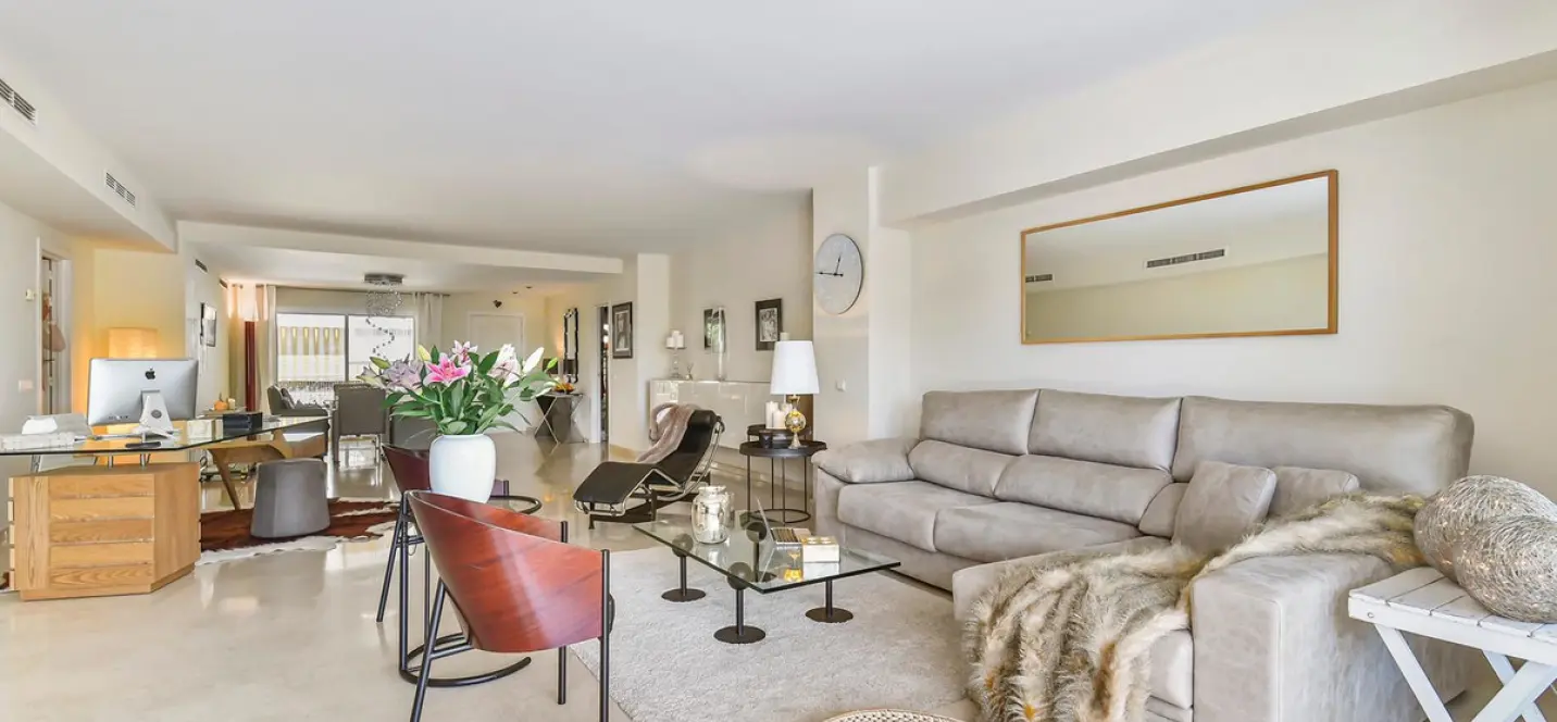 Long-term rent of middle floor apartment in The Golden Mile 3
