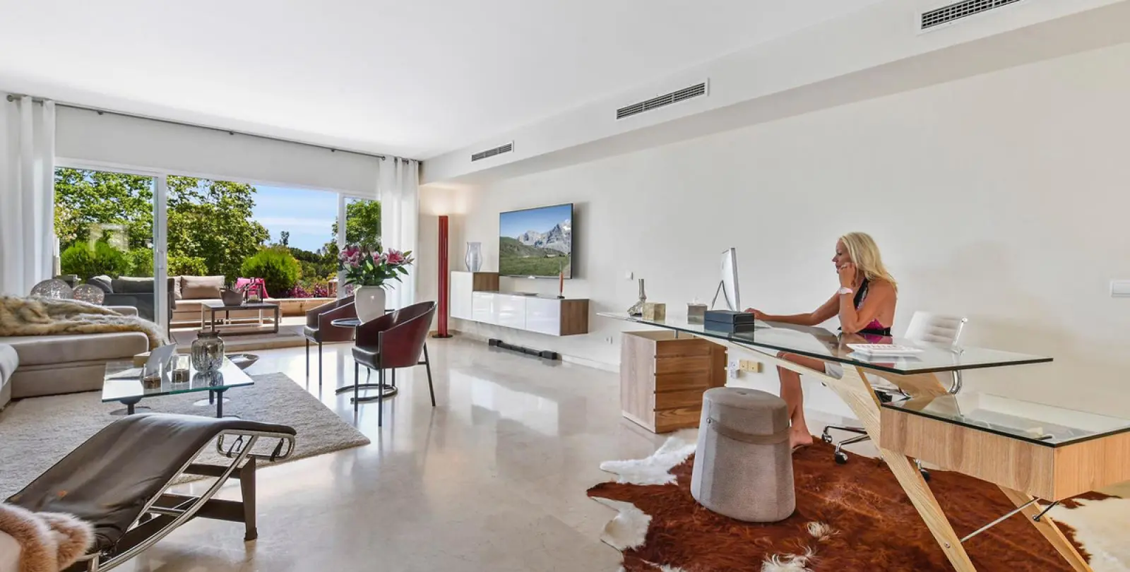 Long-term rent of middle floor apartment in The Golden Mile 14