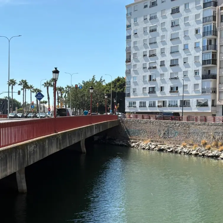 Venta de apartamento en planta media en Perchel Sur