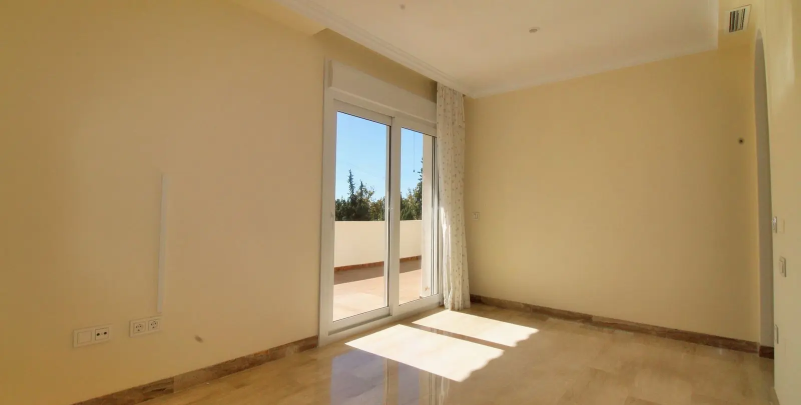 Продажа  отдельно стоящей виллы в Guadalmina Alta 24