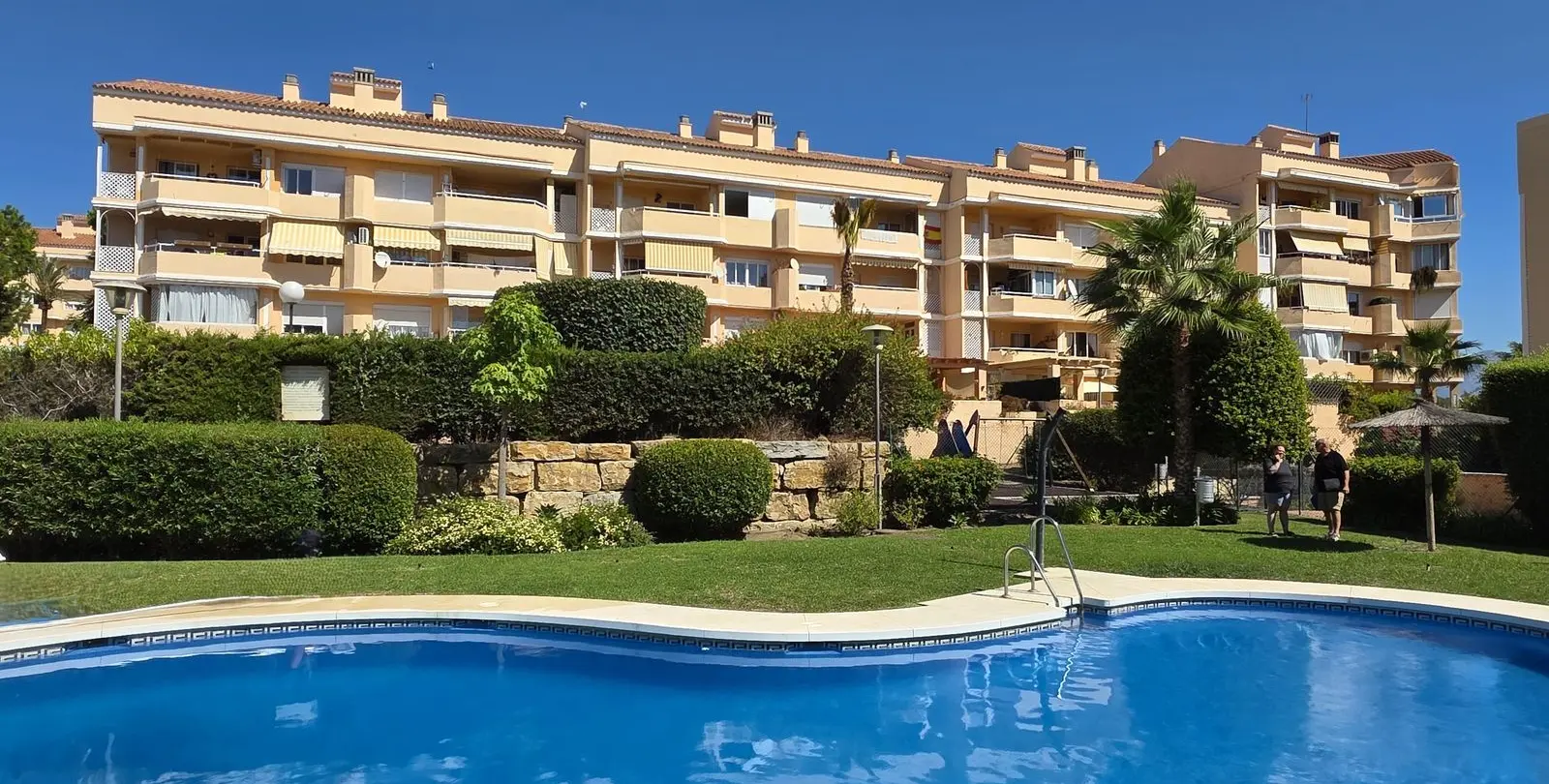 Sale of middle floor apartment in Estepona 1