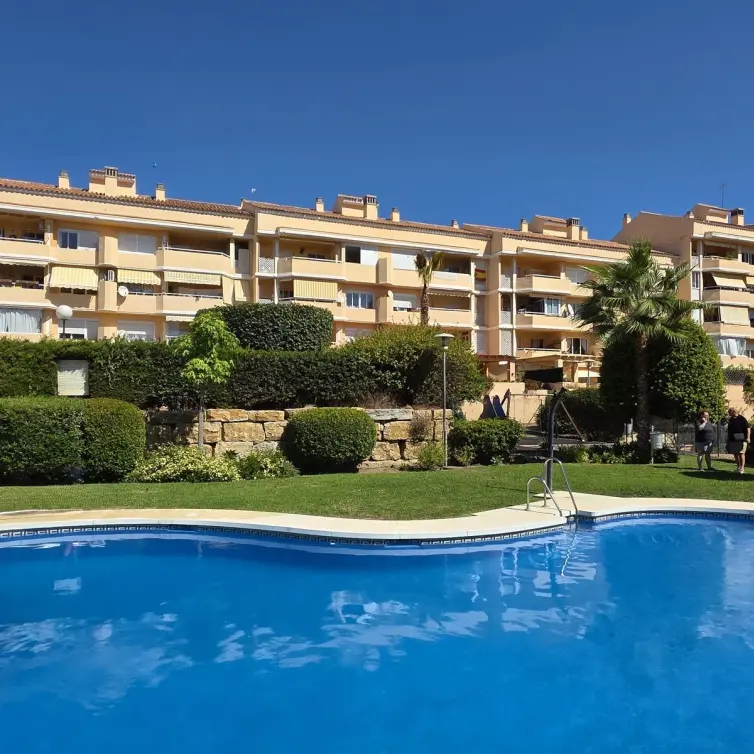 Sale of middle floor apartment in Estepona