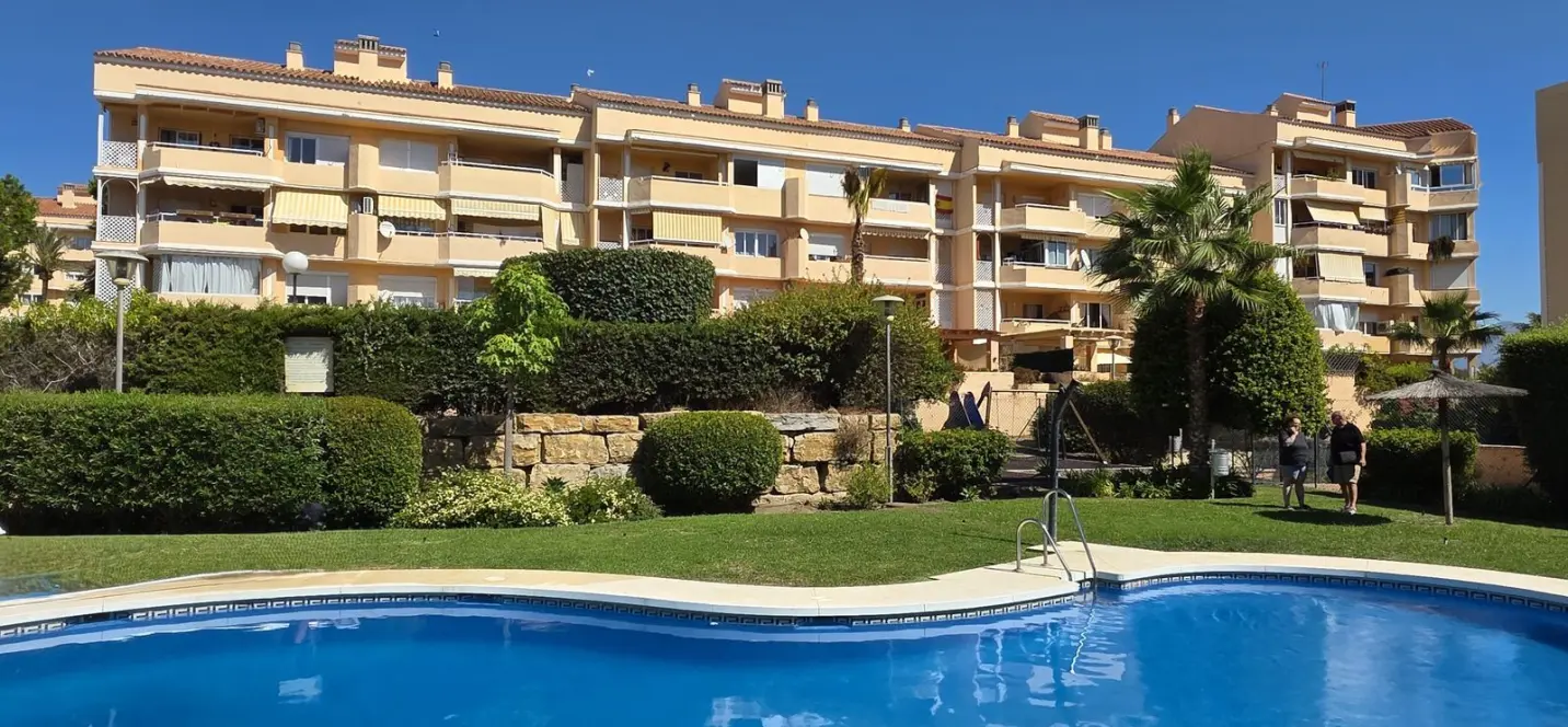 Sale of middle floor apartment in Estepona 0
