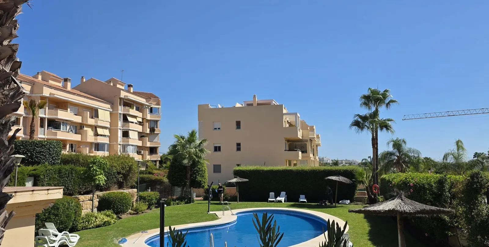 Sale of middle floor apartment in Estepona 2