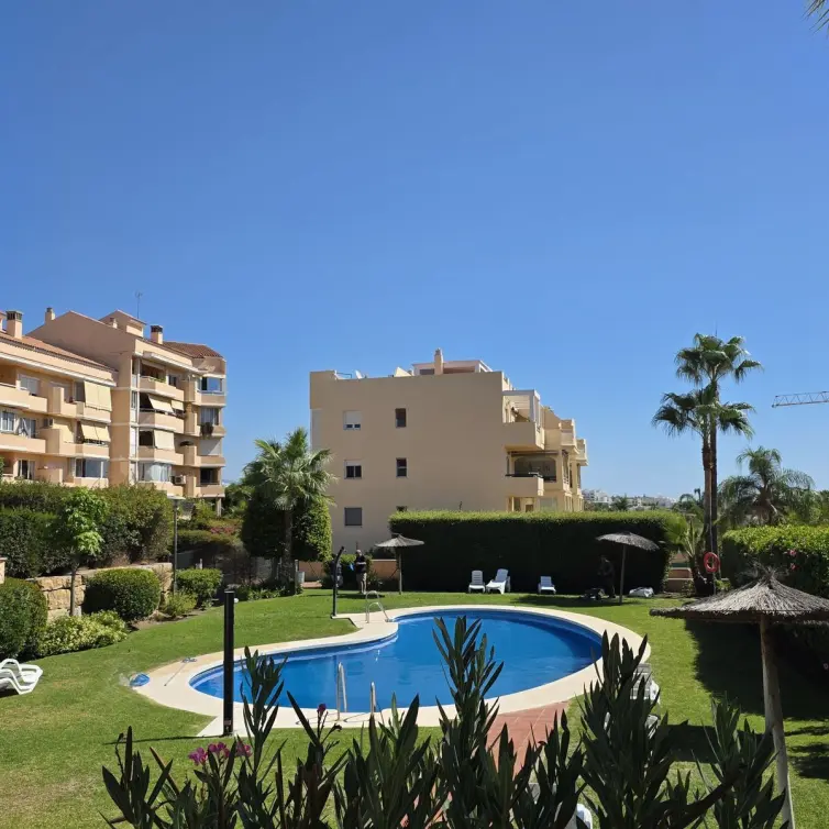 Sale of middle floor apartment in Estepona