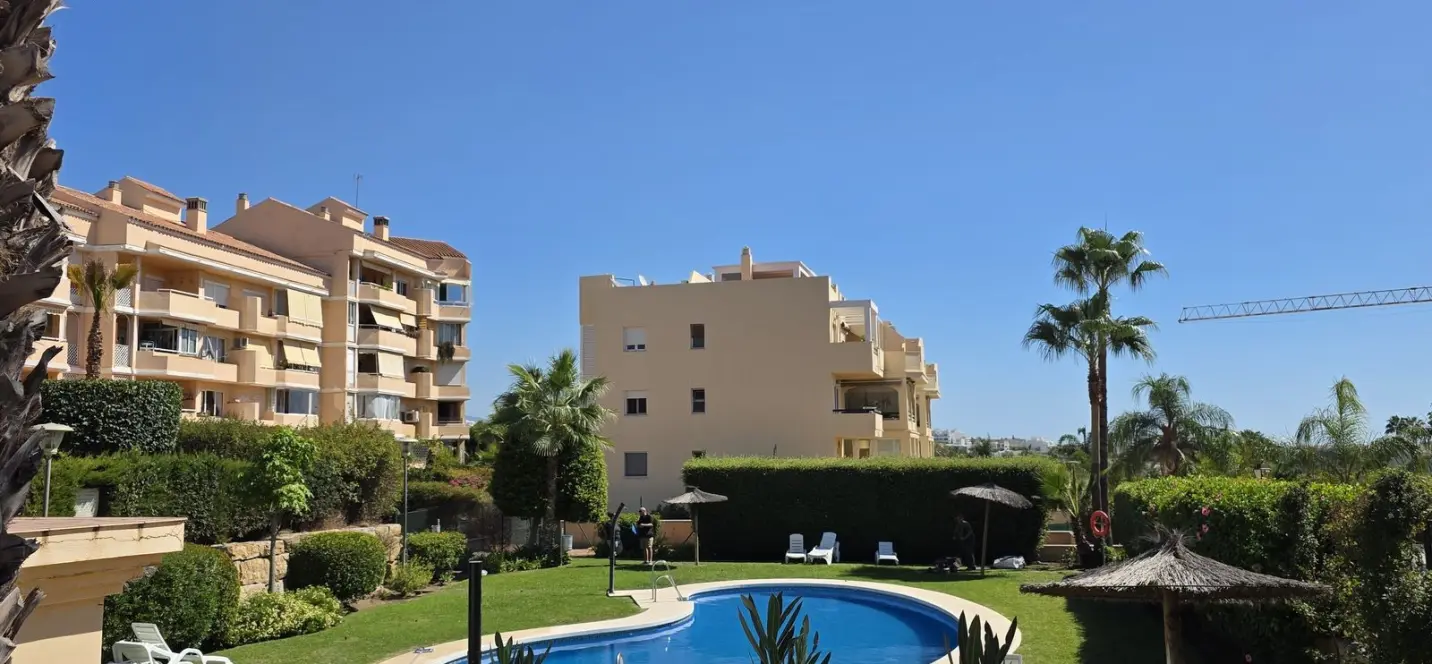 Sale of middle floor apartment in Estepona 1