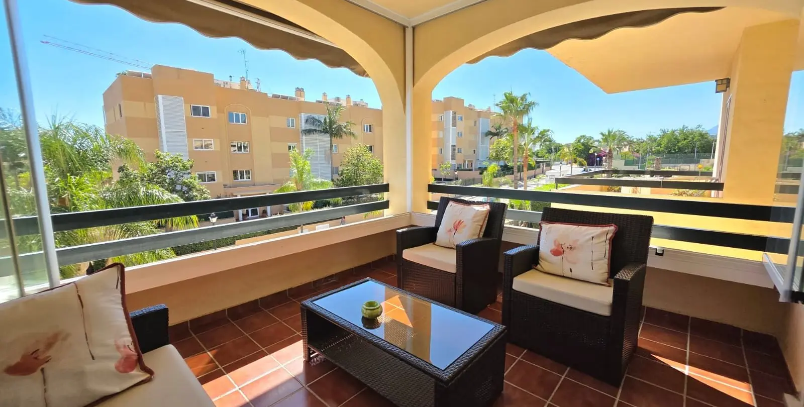 Sale of middle floor apartment in Estepona 3