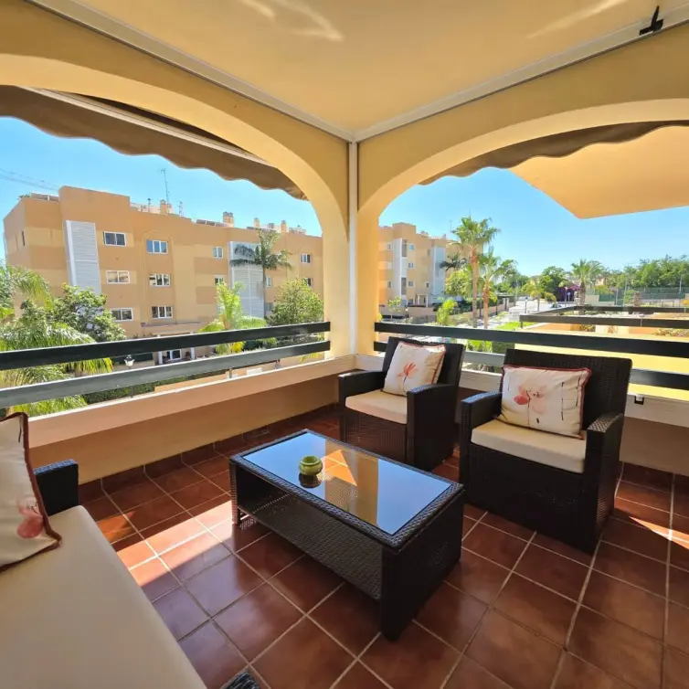 Sale of middle floor apartment in Estepona