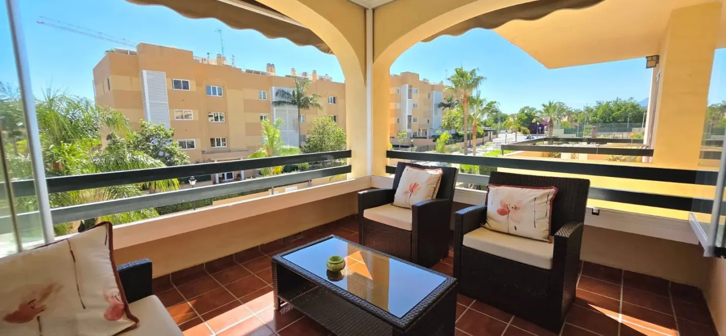 Sale of middle floor apartment in Estepona 2