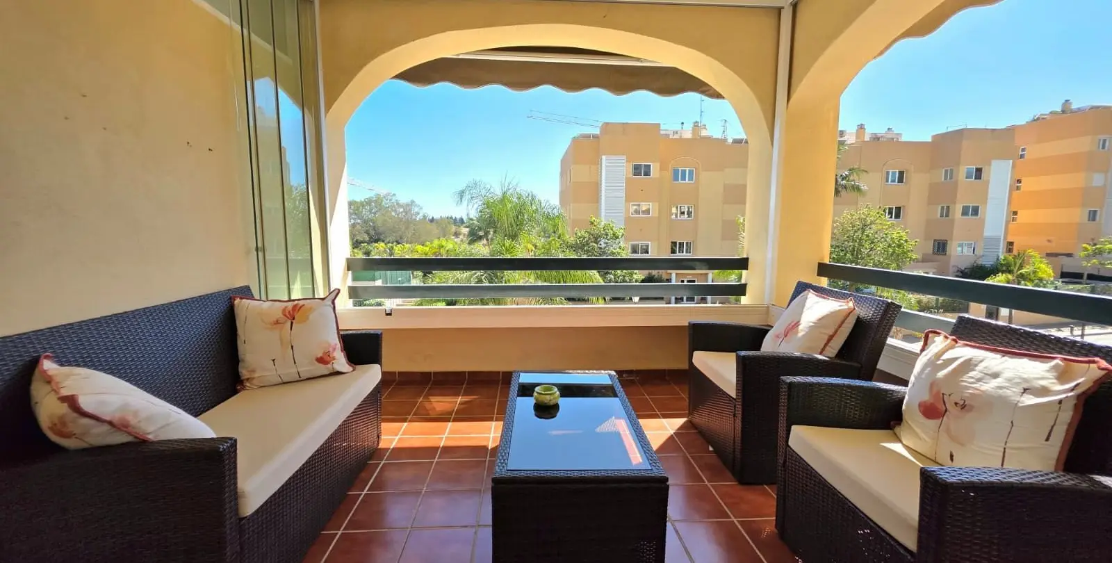 Sale of middle floor apartment in Estepona 4
