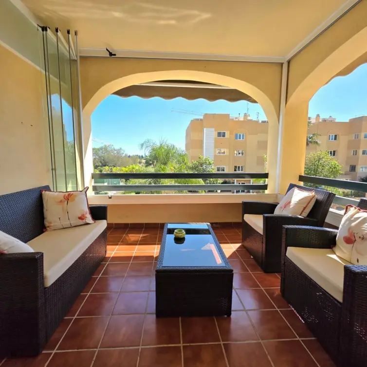 Sale of middle floor apartment in Estepona