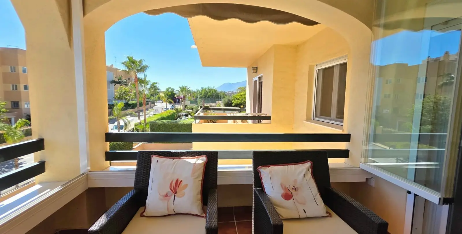 Sale of middle floor apartment in Estepona 5
