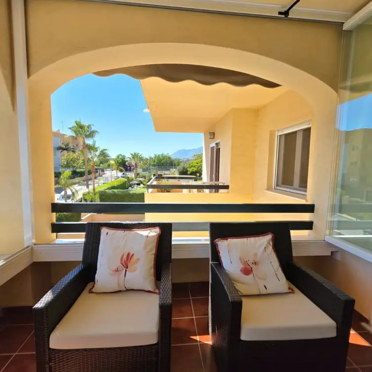 Sale of middle floor apartment in Estepona