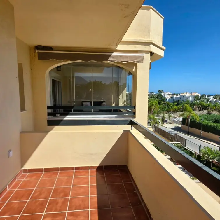Sale of middle floor apartment in Estepona