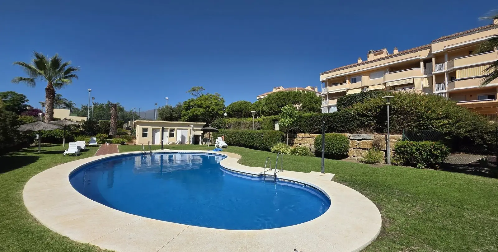 Sale of middle floor apartment in Estepona 24