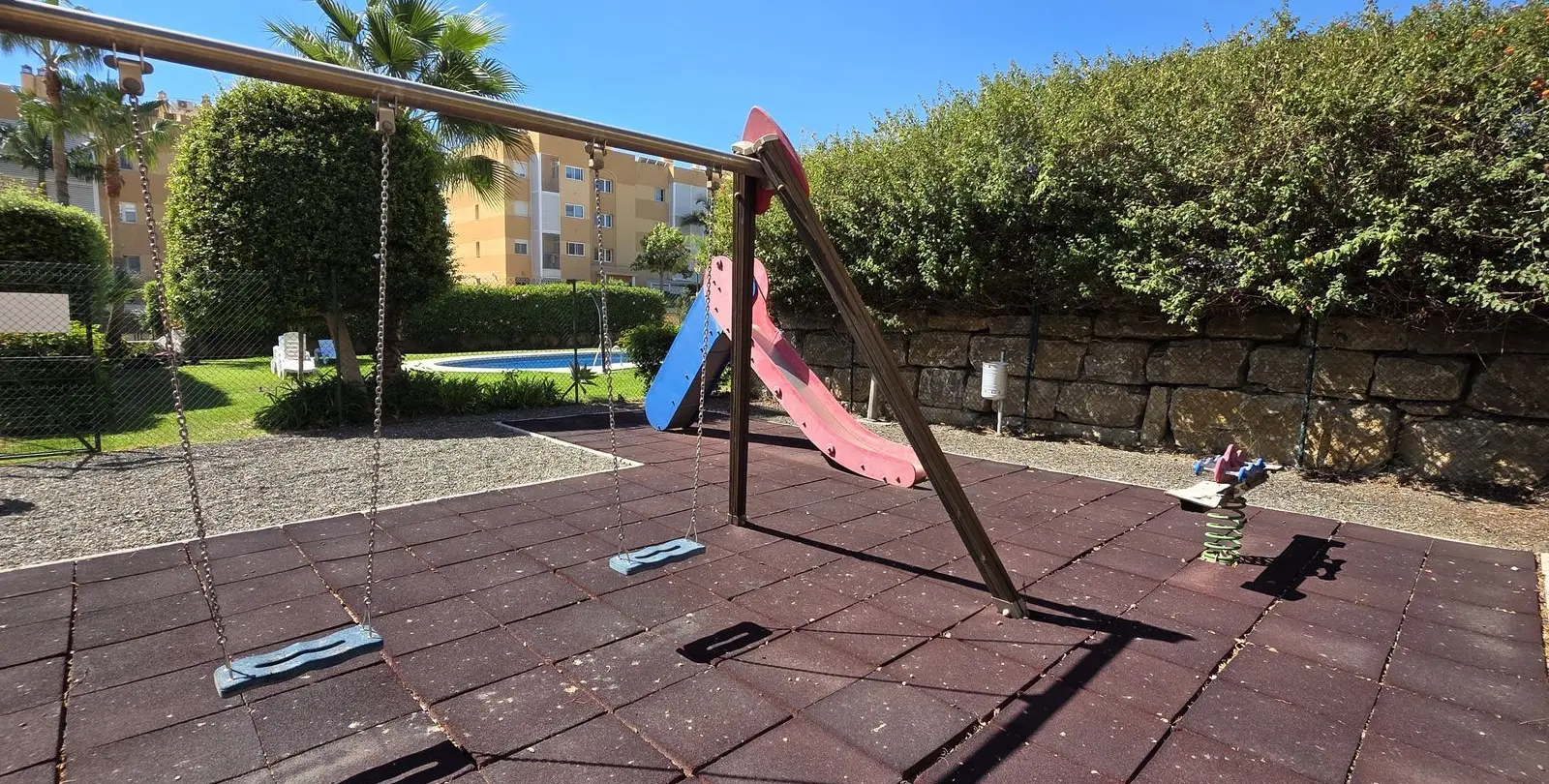 Sale of middle floor apartment in Estepona 30