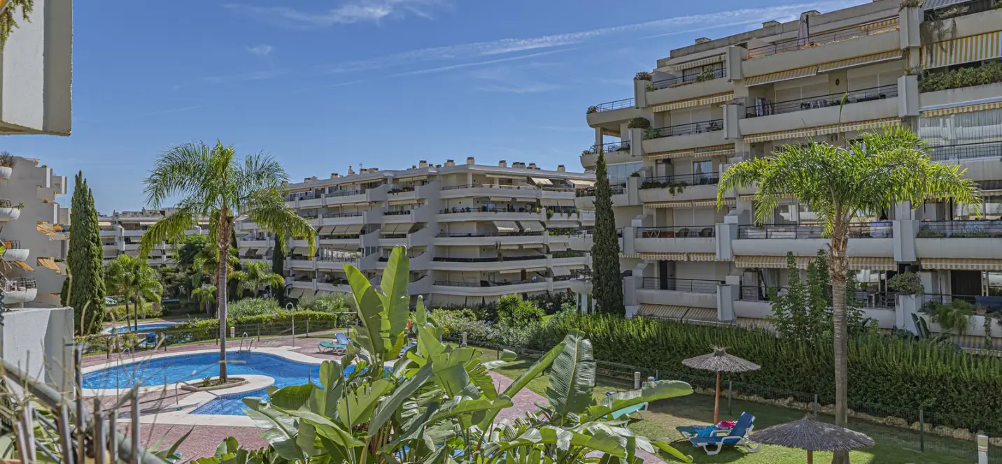 Sale of middle floor apartment in Guadalmina Alta 0
