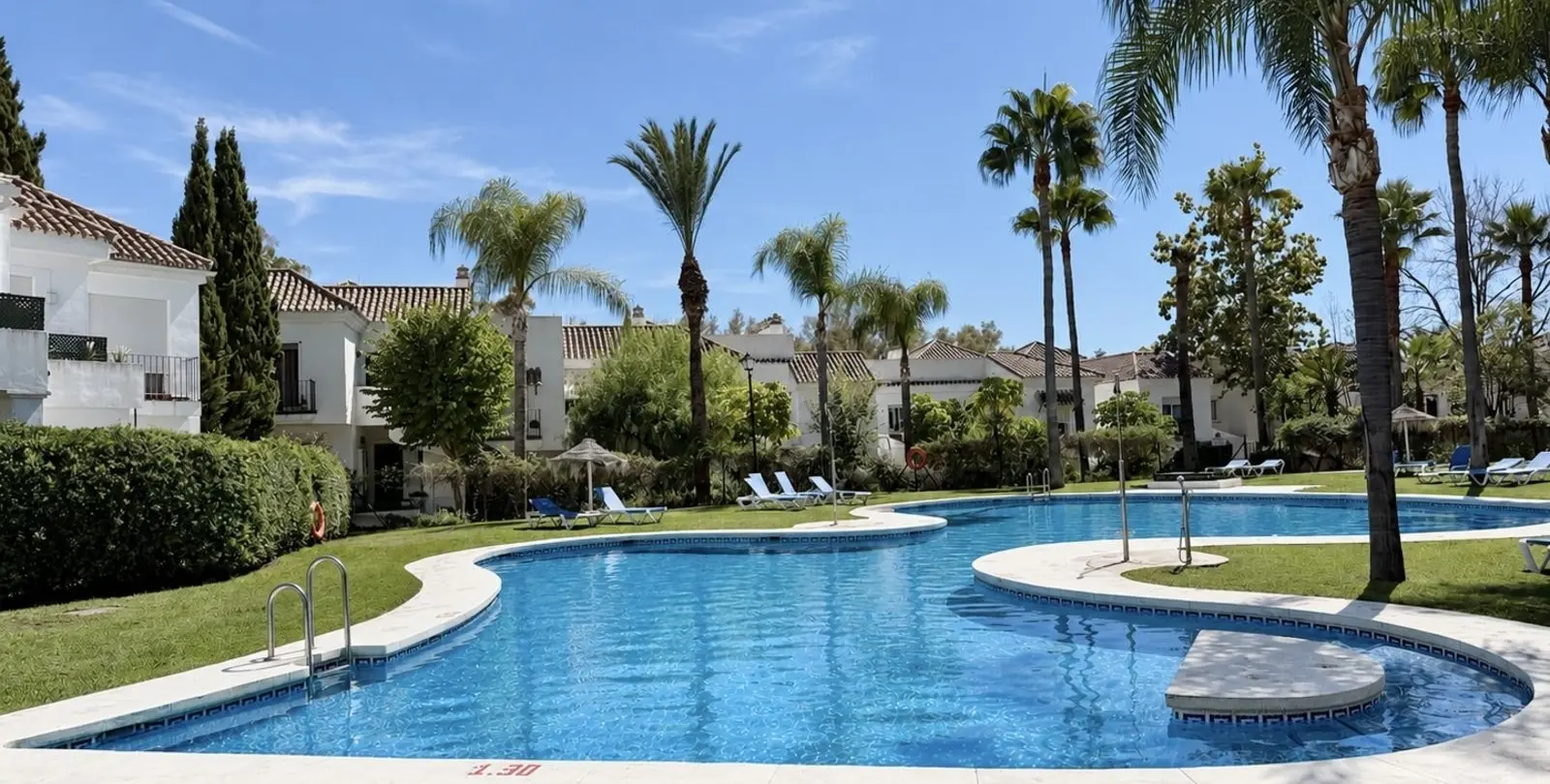 Sale of penthouse in Nueva Andalucía 18