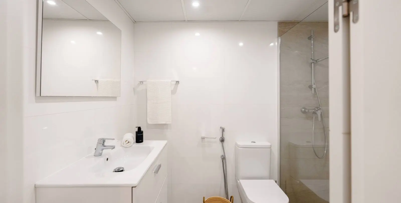 Venta de apartamento en planta media en Nueva Andalucía 17