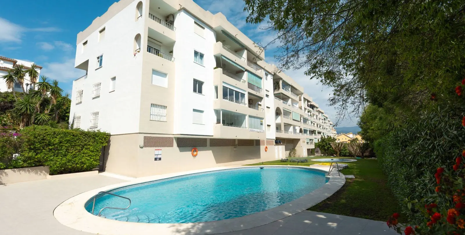 Venta de apartamento en planta media en Nueva Andalucía 21