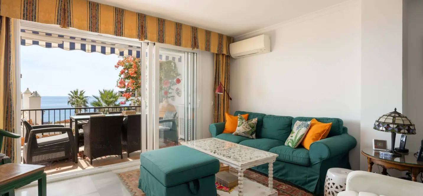 Venta de apartamento en planta media en Calahonda 2