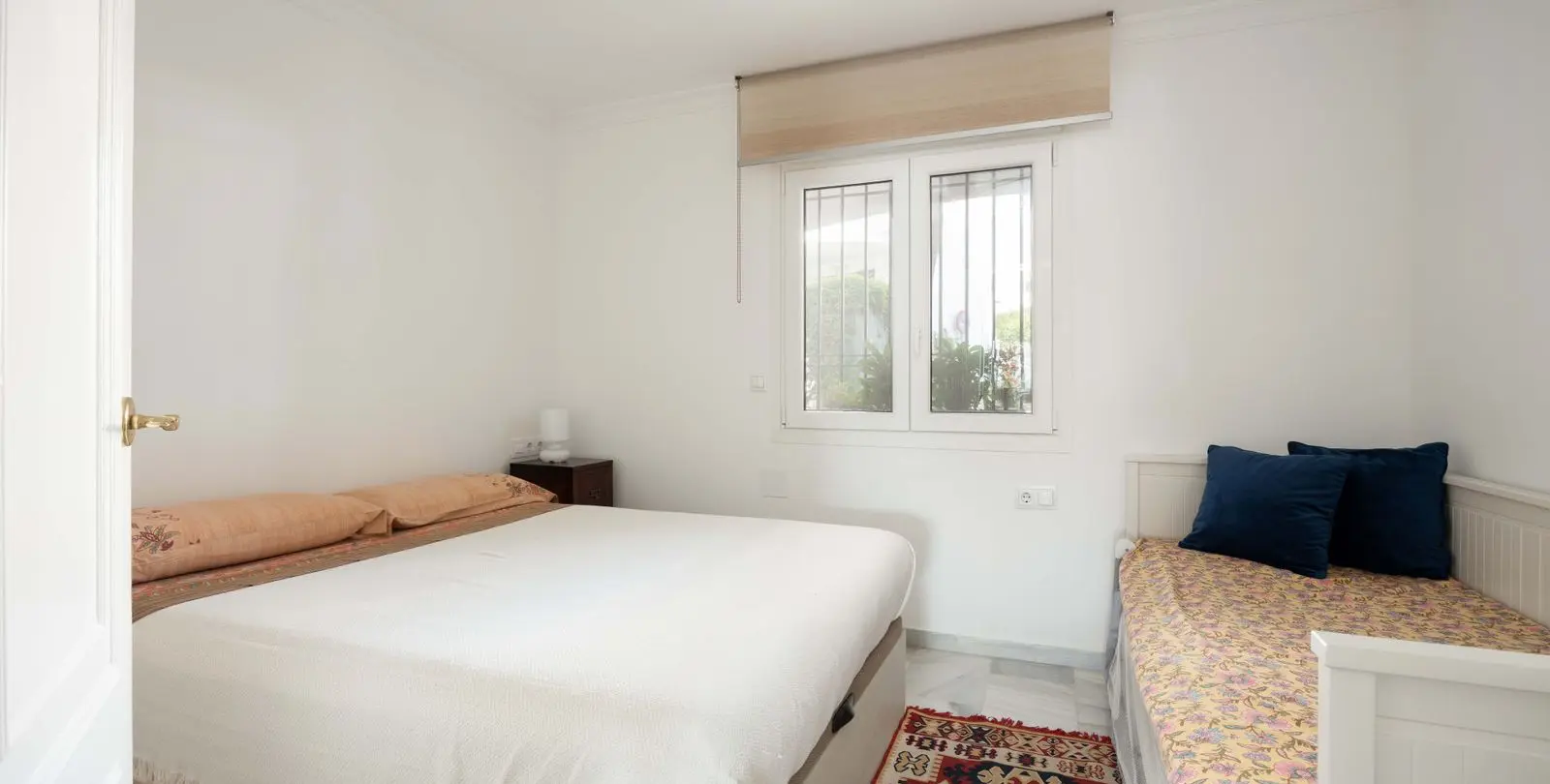 Venta de apartamento en planta media en Calahonda 11